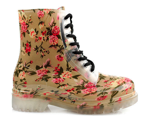 Фулл брайт 1. Резиновые ботинки на шнурках. Резиновые ботинки на шнурках женские. Резиновые ботинки в цветочек. Резиновые ботинки женские на шнуровке.
